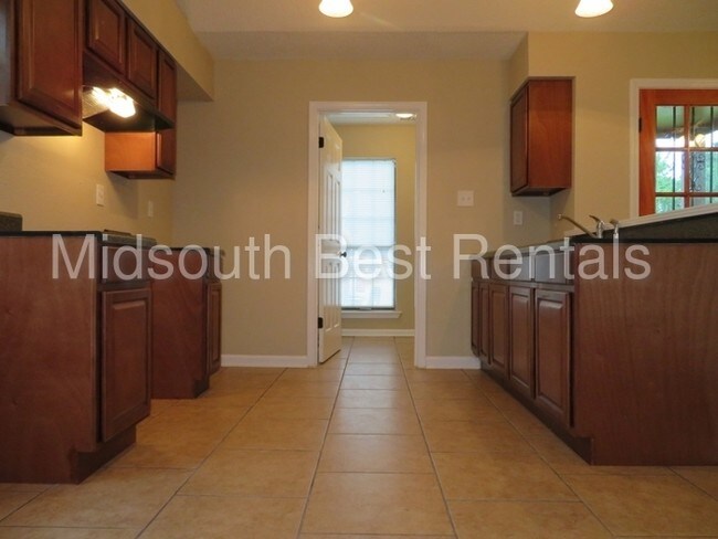 Building Photo - 5881 Ridgehill Dr
