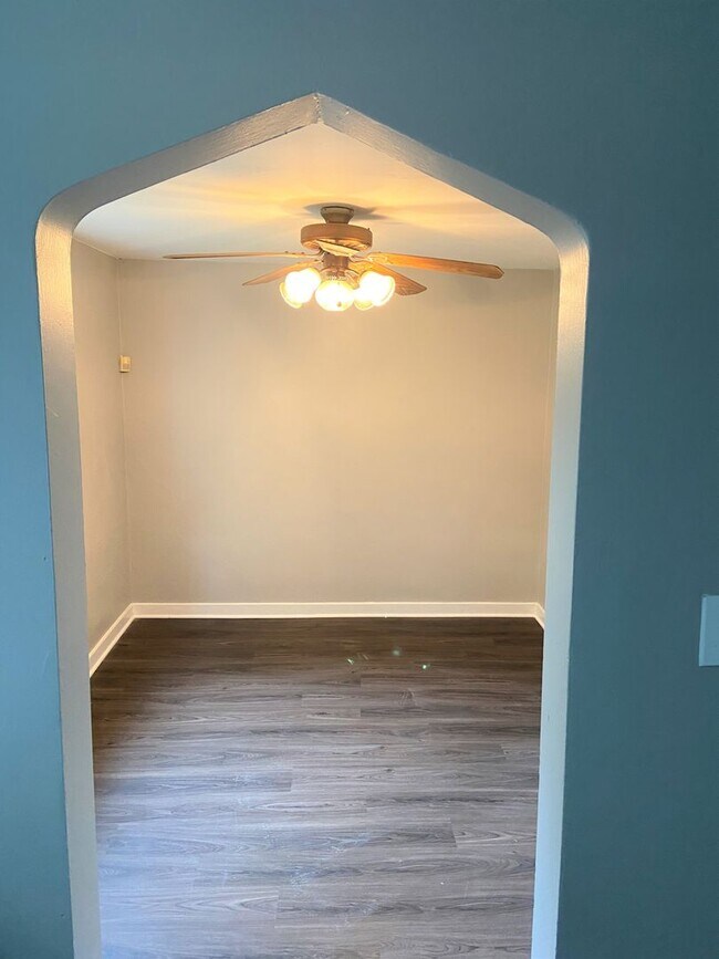 Building Photo - Newly renovated 3 bedroom house next to Pe...