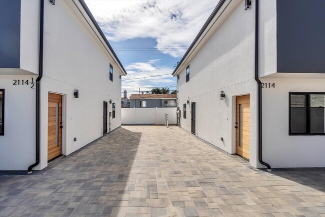 Building Photo - 2114 E 2nd St