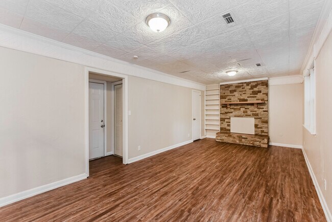 Building Photo - Beautiful 2 Story Home