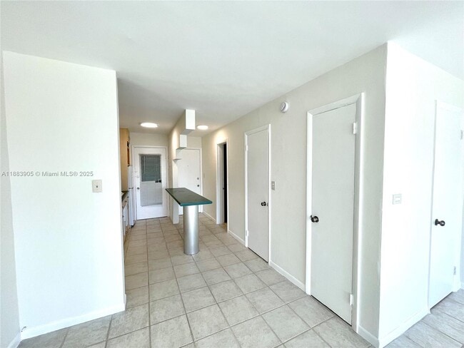 Foto del edificio - 1100 NE 11th St