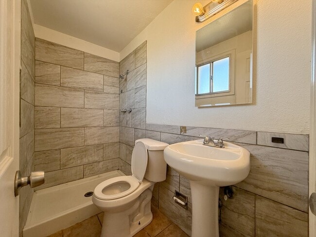 Building Photo - Updated 3-Bed, 2-Bath Home with New Kitchen