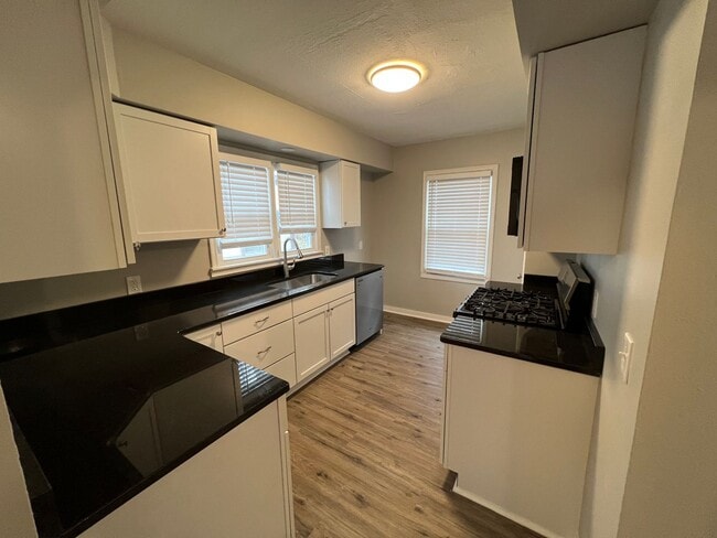 Building Photo - Fully Remodeled 2 Bed 1 Bath!!