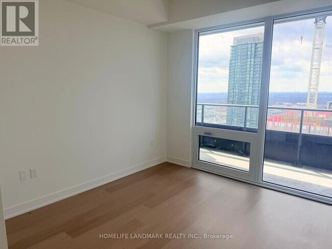 Photo du bâtiment - 448 Burnhamthorpe Rd W
