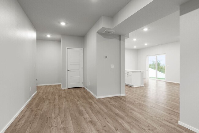 Building Photo - Newer Construction Home in Upriver Drive N...