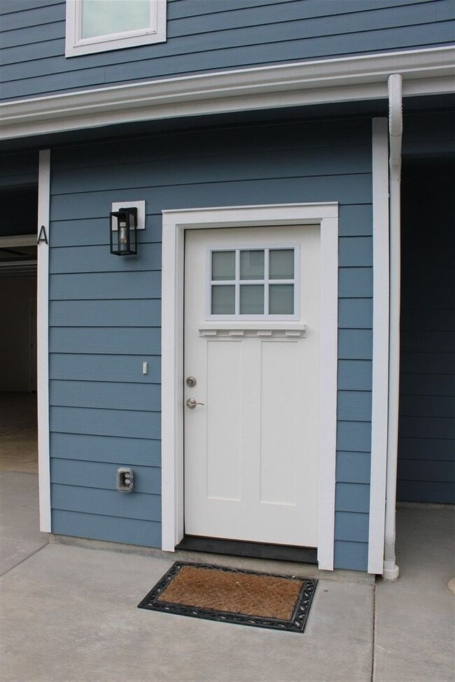 Building Photo - 2 bedroom 2 bathroom Brand New Triplex!