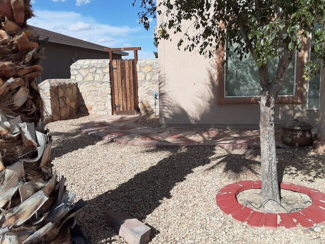 Foto del edificio - 5 Bedrooms & 2 1/2 Baths Jewel in Santa Te...