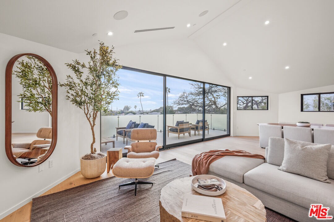 Foto principal - 2530 Beverley Ave