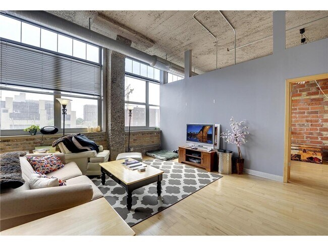 Building Photo - 521 S 7th St
