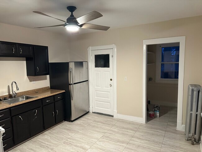 Entrada trasera a la cocina con despensa - 66 Rochelle St