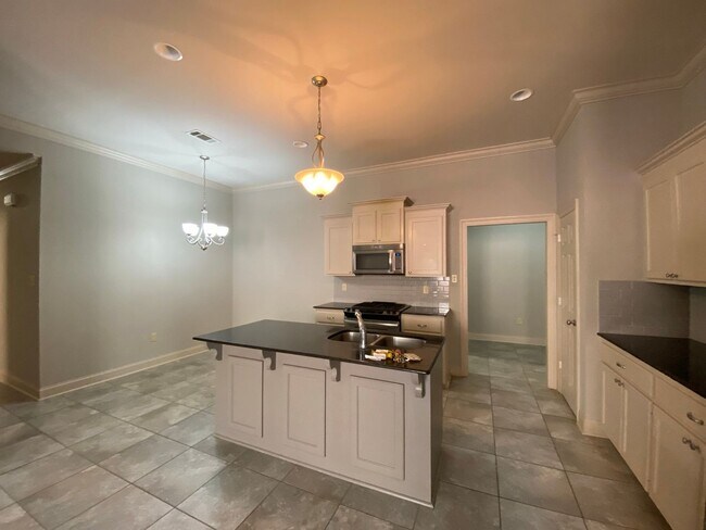 Foto del edificio - 3 Bedroom home in a Gated Community off Bu...