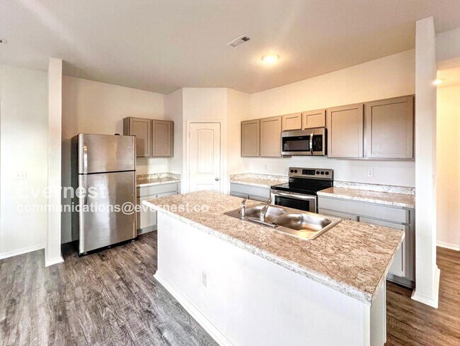 Building Photo - Charming 3-Bedroom Home with Garage / Pet-...