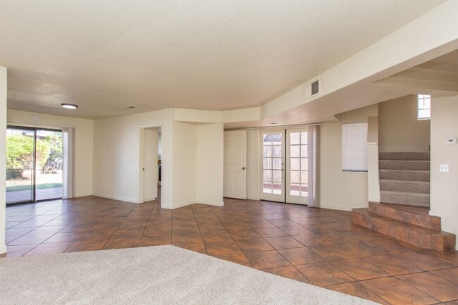 Building Photo - Highly Desirable 3 bedroom / 3 bath Cul-de...