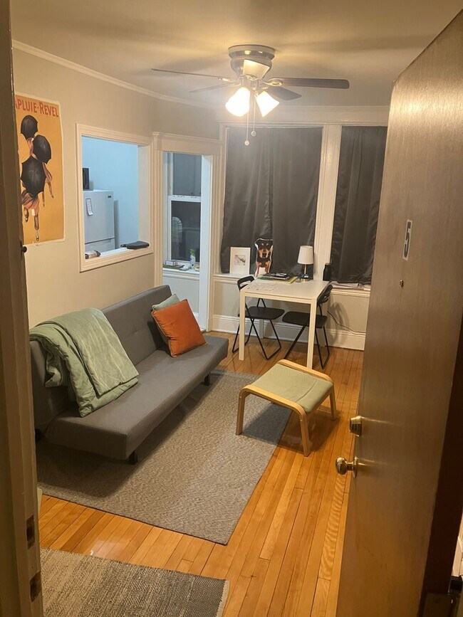 Foto del edificio - Awesome 1-Bed 1-Bath Available for June 1st