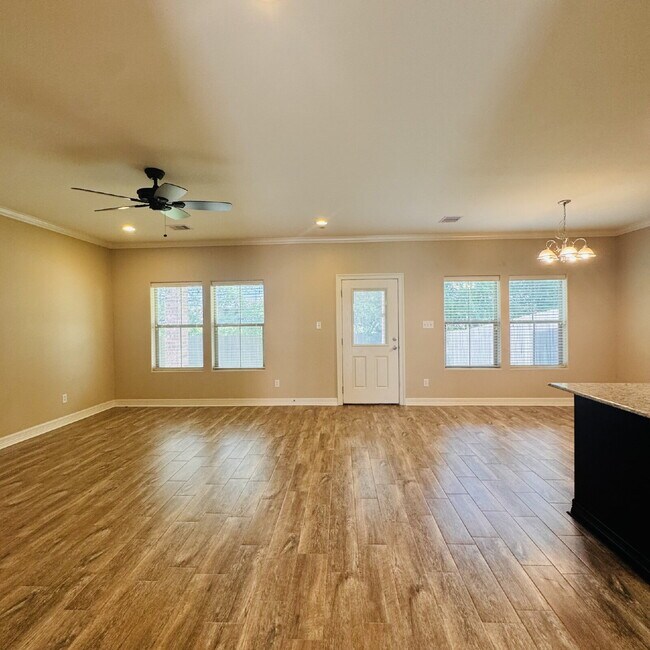 Foto del edificio - Spacious Duplex Now Available in Orange, TX!