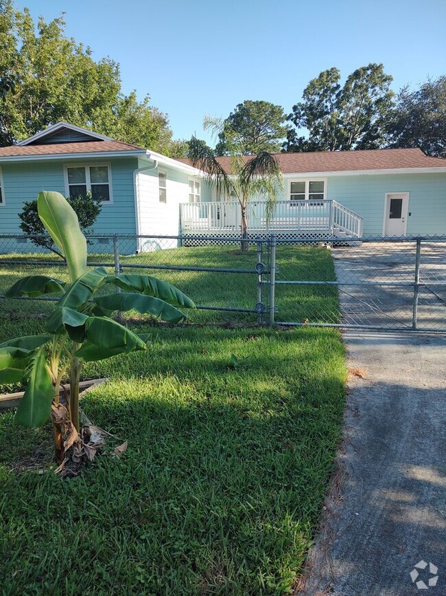 Building Photo - 14058 Bentwood Ave