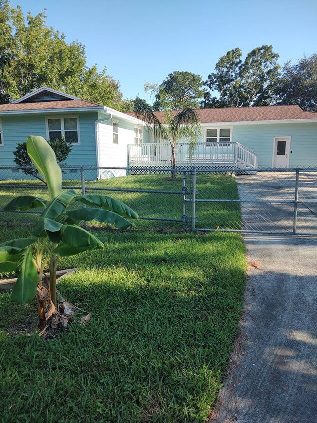 Primary Photo - Remodeled 4-2 beaches home, plenty of fenc...