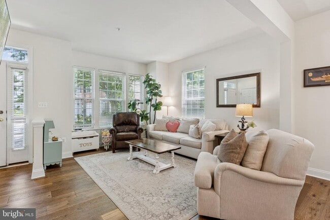 Foto del edificio - 856 Stonehurst Ct
