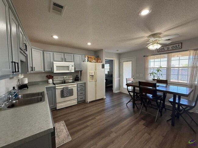 Foto del edificio - 107 White Tail Ln