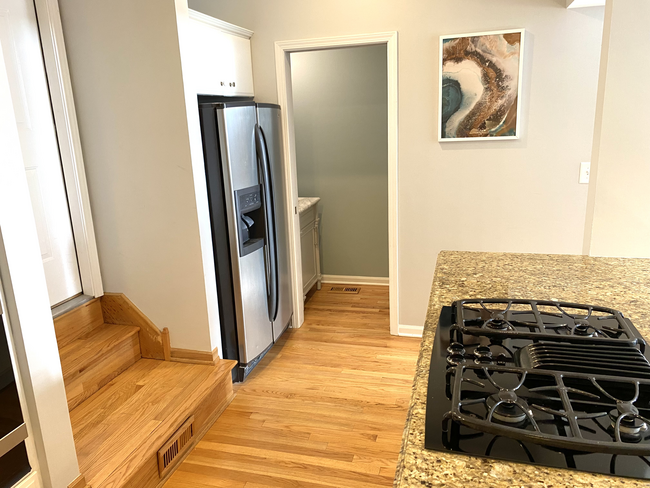 Kitchen - 2017 N Lincoln Ave