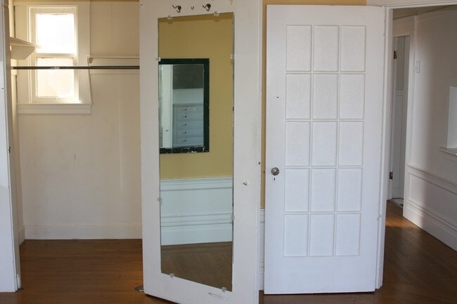 Interior Photo - 109-111 Clement St