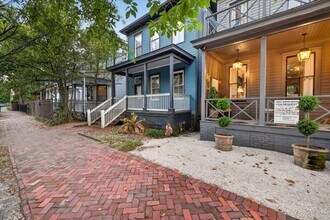 Building Photo - 211 W 38th St