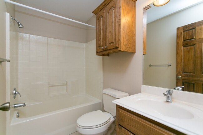 Building Photo - 16160 Rolling Meadows Dr