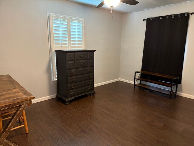 Dormitorio delantero - 506 N Ricketts St