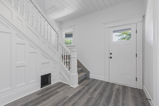 Foto del edificio - 5 Bed 2 Bath MODERN HERITAGE HOME