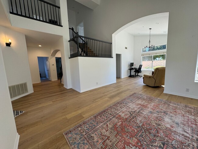 Building Photo - Upgraded 4 Bedroom 3 Bath Home in East Ven...