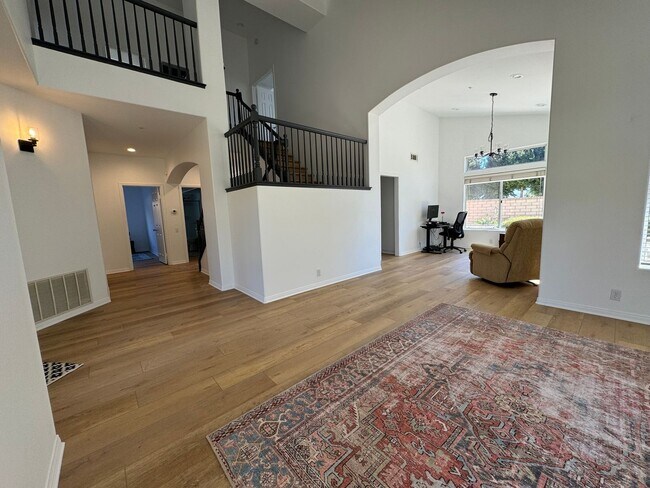 Foto del edificio - Upgraded 4 Bedroom 3 Bath Home in East Ven...