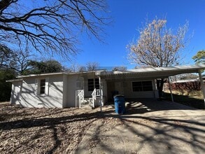 Building Photo - 602 W Cayuga Dr
