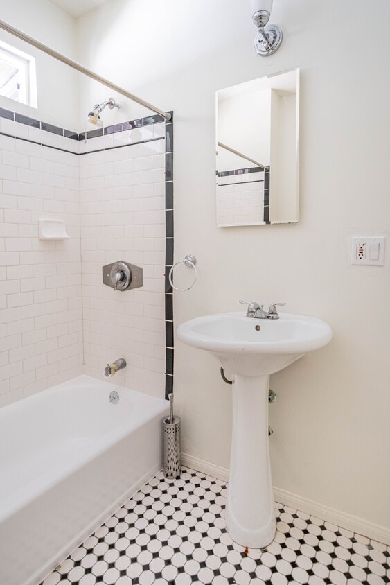 Primary Photo - 612 Parkman Ave