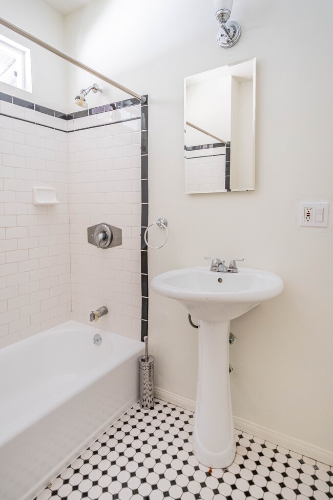 Building Photo - 612 Parkman Ave