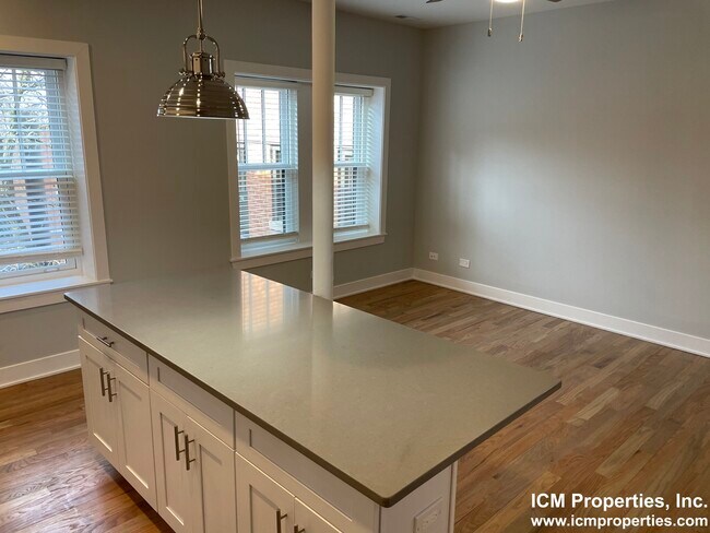 Building Photo - 354 W Dickens Ave