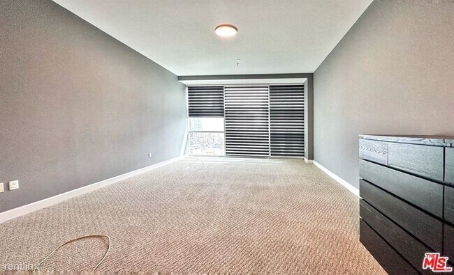 Building Photo - 2 br, 3 bath Condo - 3223 W 6th St Unit 807