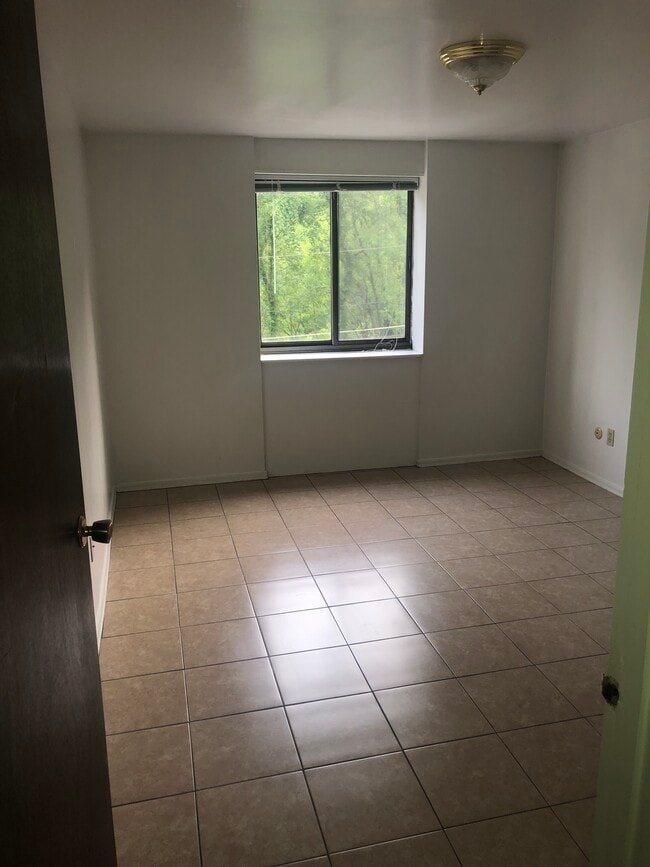 Building Photo - 212 Hugel Dr