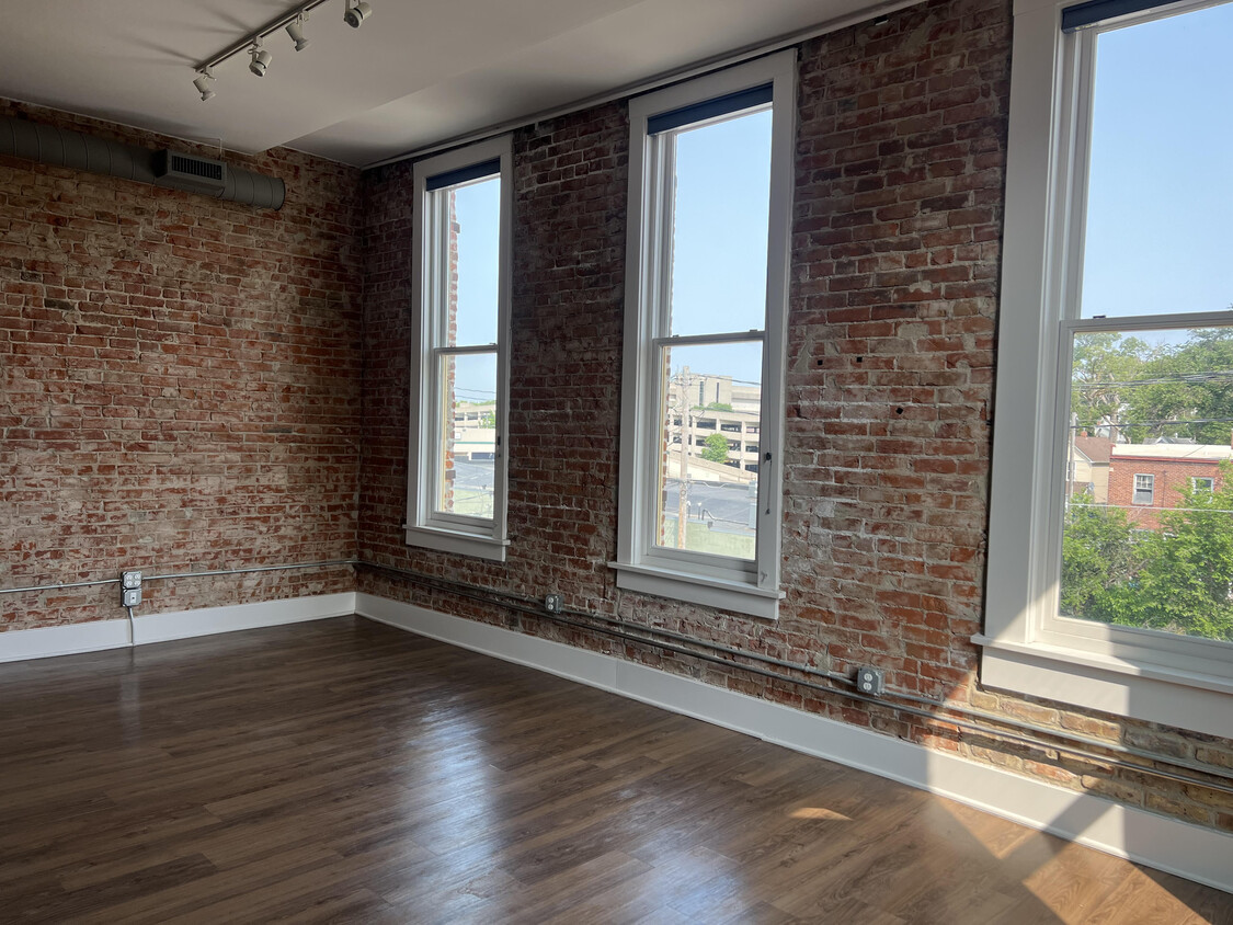Foto principal - 148 W Broadway St