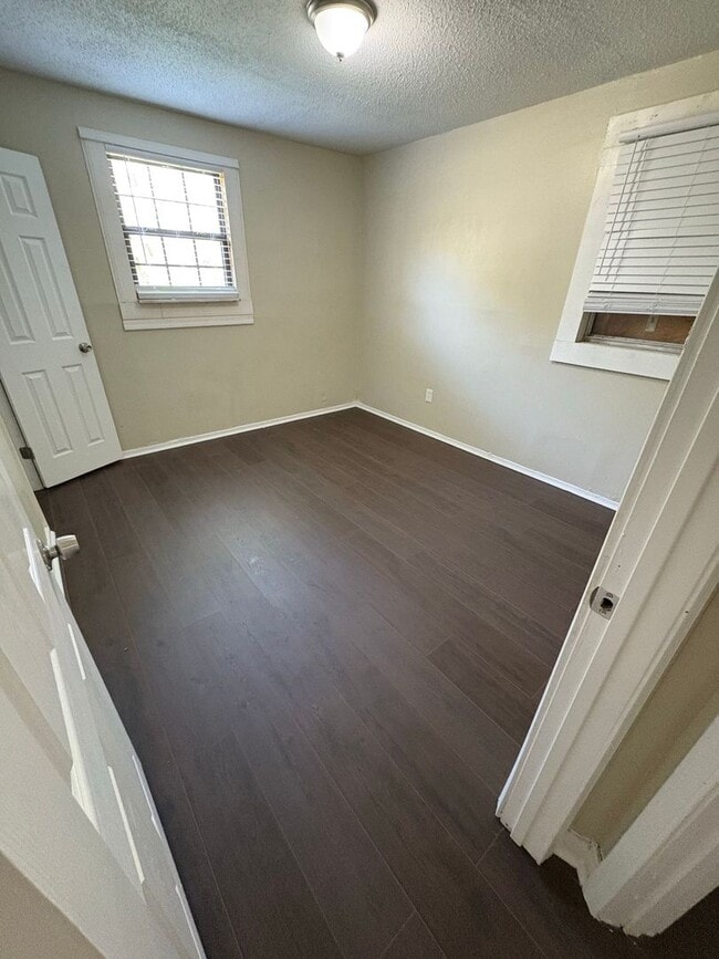 Foto del edificio - Charming 3-Bedroom Home  - S. Memphis - Op...