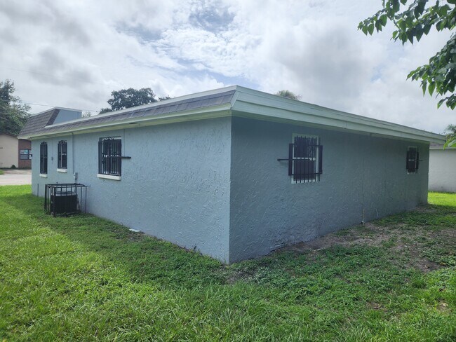 Building Photo - 9814 N 11th St