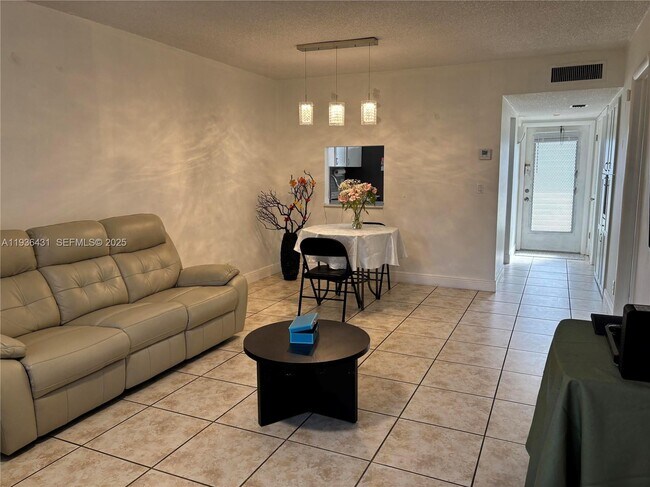 Foto del edificio - 351 Cambridge Rd