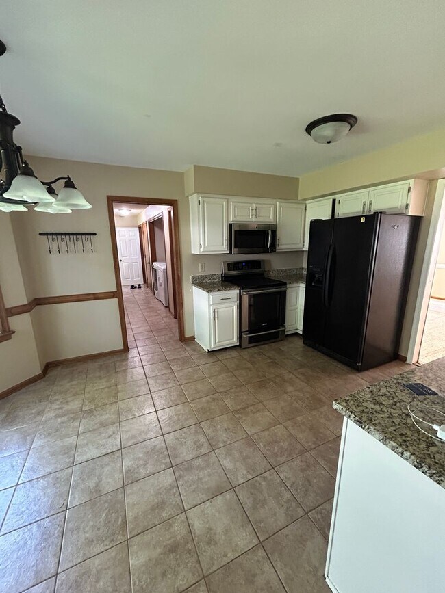 Foto del edificio - 4BD/2.5BA in Albemarle Acres Neighborhood ...