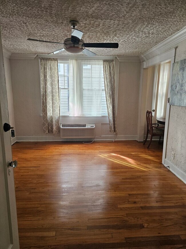 Foto del edificio - Uptown 1 Bedroom, 1 Bath, Swimming Pool, 1 block from St. Charles