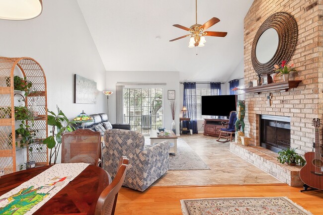 Building Photo - 2 BEDROOM, 2 BATHROOM TOWNHOUSE IN JEFFERSON
