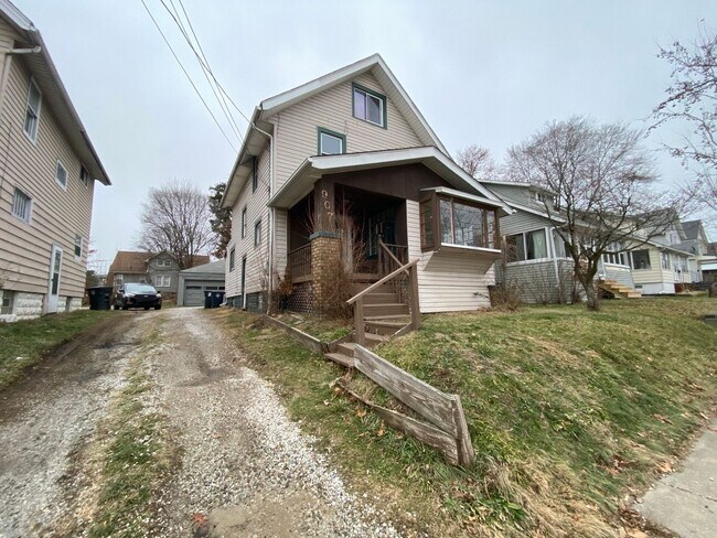 Foto del edificio - Room to Spread Out: 4BR/1.5BA Near Highways & Shopping