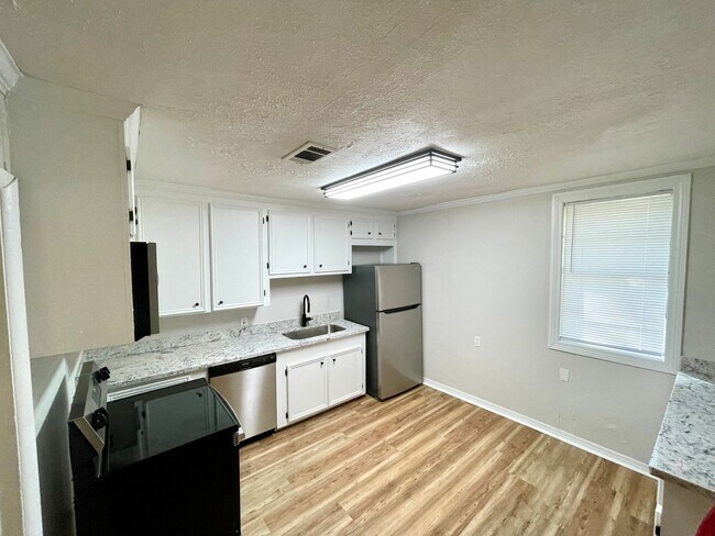 Building Photo - 2 bed / 1 Bath for Rent in Brandon