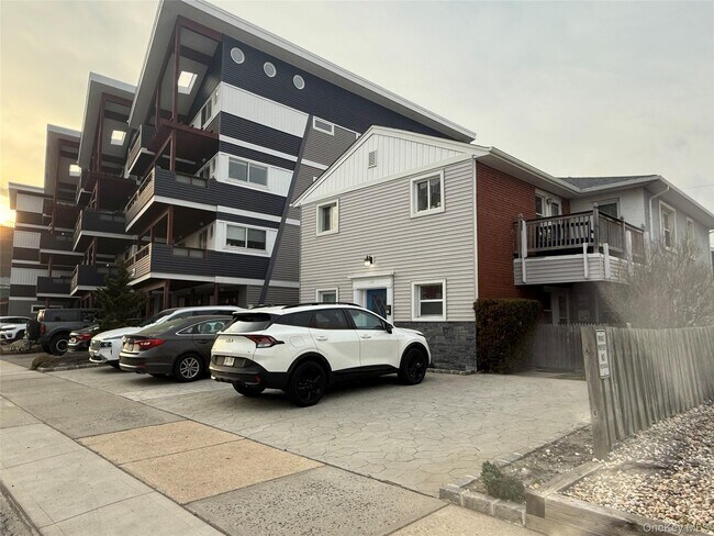 Foto del edificio - 555 W Broadway