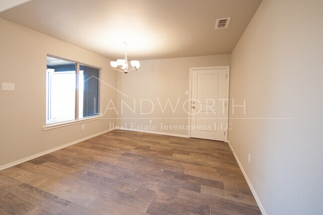 Building Photo - Beautiful Townhome in Great Neighborhood