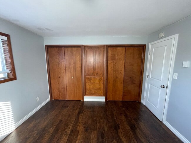 Building Photo - 2 Bedroom 1.5 Bath Washer Dryer Included i...