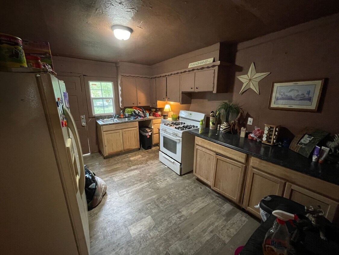 Building Photo - Beautiful 3 bed bed 1 bath make ready home...